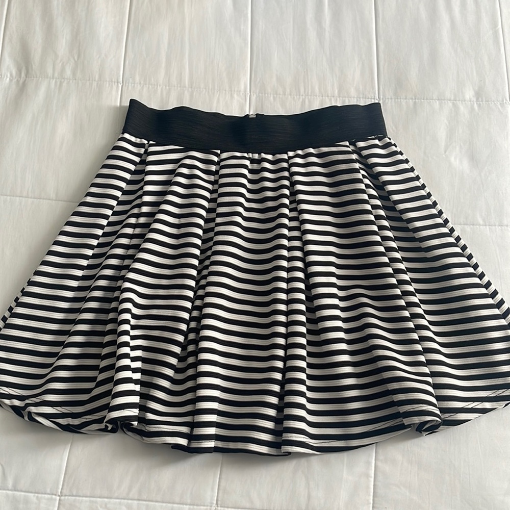 Horizontal stripped print skirt, Black & White🖤🤍